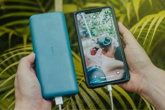 Power Bank lädt ein iPhone unterwegs im Freien