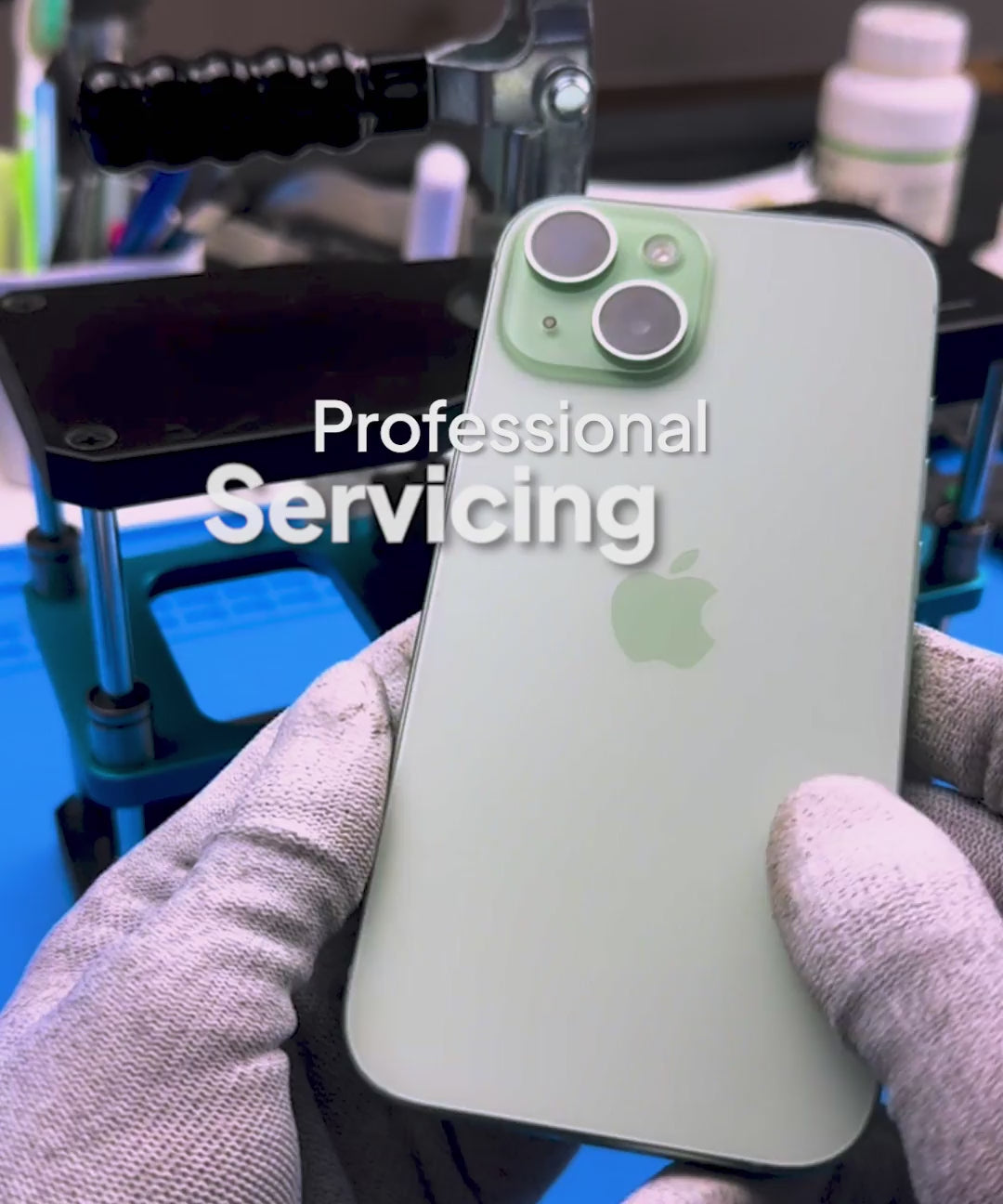 Professionelle Aufbereitung eines refurbished iPhones – Einblicke in die Qualitätskontrolle, Funktionsprüfung und technische Überprüfung.